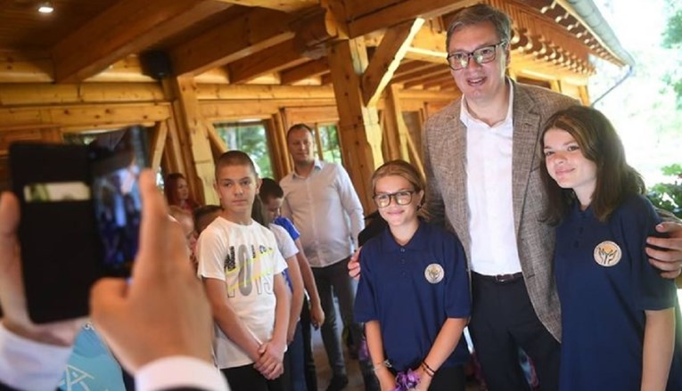 Vučić sa srpskom djecom iz FBiH i Hrvatske: Učite ćirilicu i poštujte svoje komšije