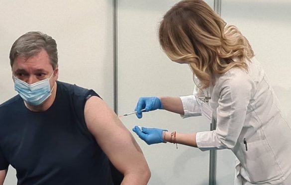 Vučić primio treću dozu; “Nevakcinisane nije trebalo da lečimo potpuno besplatno”