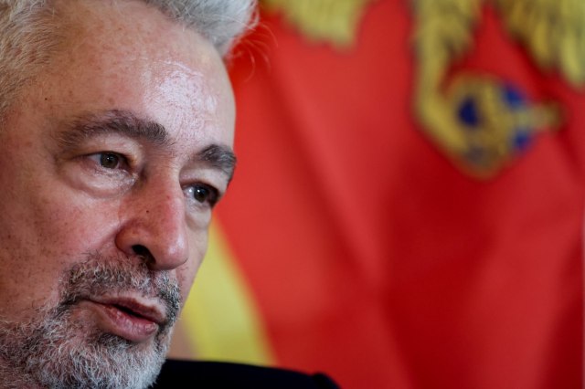 “Komplet Vlada Crne Gore govori srpski jezik”