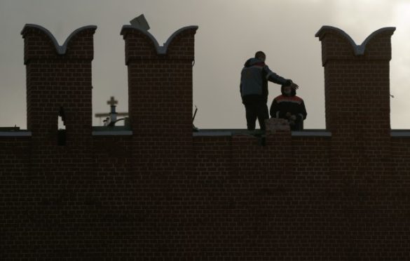 Haos u Moskvi – srušen deo zida Kremlja